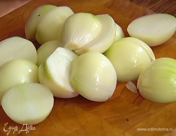 Лук почистить и мелко порубить.