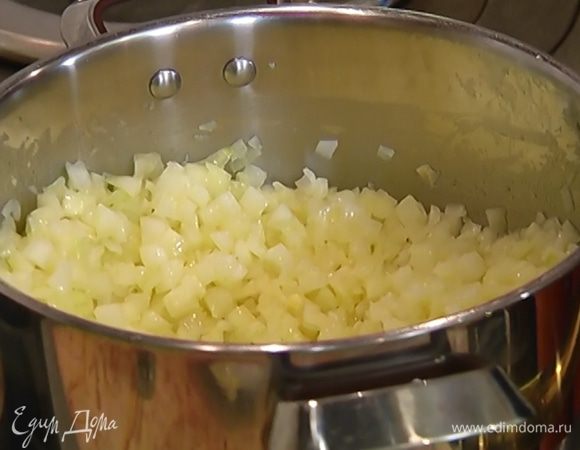 Приготовить начинку: разогреть в большой сковороде или кастрюле оставшееся сливочное масло, выложить лук, перемешать и готовить полчаса на медленном огне, периодически помешивая. 