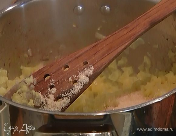 Влить уксус, добавить горчицу, сахар и оставшуюся соль, все перемешать и продолжать томить лук до готовности.