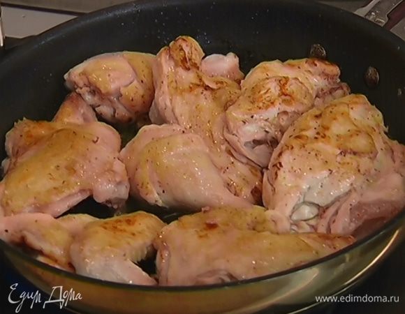 Разогреть в сковороде оливковое и сливочное масло и обжарить куриное мясо со всех сторон до золотистой корочки.