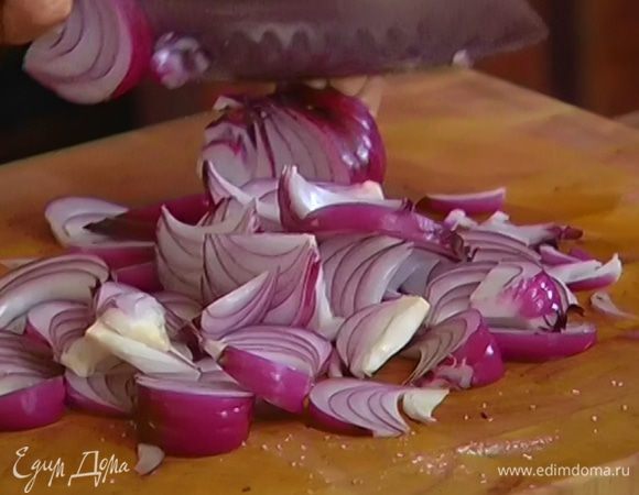 Лук почистить и порезать крупными дольками.