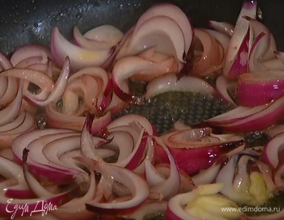 Обжаренного цыпленка выложить на блюдо, а в сковороду отправить лук и оливки и, помешивая, обжаривать, пока лук не станет золотистым.