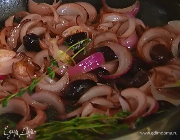 Добавить веточки тимьяна, лавровые листья и чили, посолить, поперчить и перемешать.