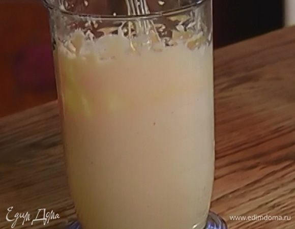 Желтки с сахаром взбить миксером в пышную, светлую массу.