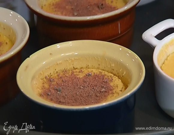 Готовое крем-брюле полностью остудить, посыпать сахаром демерара и отправить под гриль на 2 минуты.