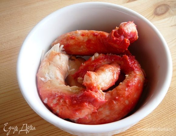 Крабовое мясо разобрать на волокна.