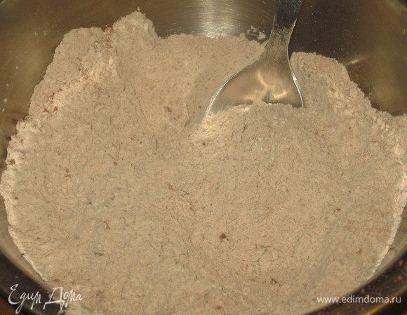 Все сухие ингредиенты для теста (муку,сахар,какао,разрыхлитель) тщательно смешать.