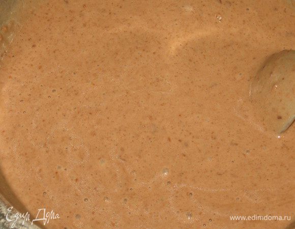 Добавить молоко, растительное масло, цукаты, шоколад и перемешать.