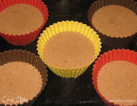 Выложить тесто в небольшие формочки на 2/3 высоты, поставить в разогретую до 180 градусов духовку и выпекать 30 минут.