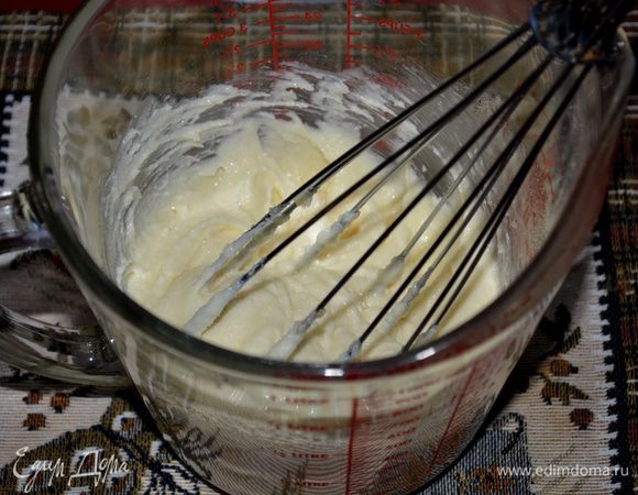 Форму желательно прямоугольную для хлебной выпечки, смазать маслом и посыпать мукой.
Разогрейте духовку до 160 гр.
Слив.масло, пакетик ванильного сахара и 120 г сахара взбить до пышности .