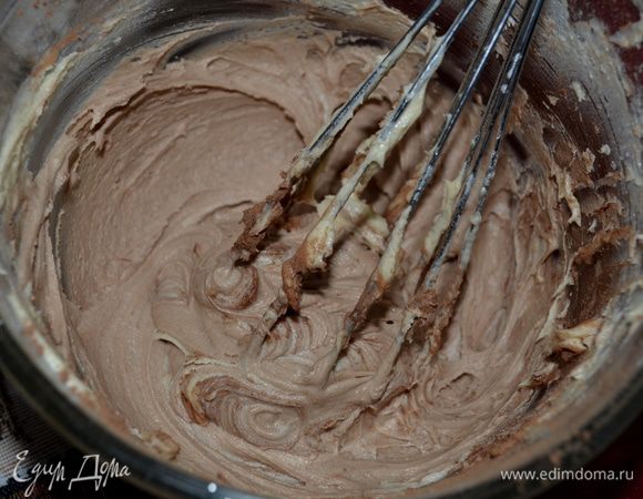Добавить муки, просеянной с разрыхлителем и хорошо размешать на миним. скорости.
Разделить тесто пополам. В одну половину добавить чайную ложку какао . Хорошо размешать.