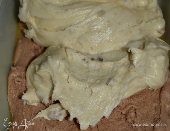 В другую половину добавить орехи (немного оставить на посыпку) и вино. Тщательно размешать.
В форму, смазанную маслом и посыпанную мукой, выложить два слоя теста - шоколадное и сверху ореховое.