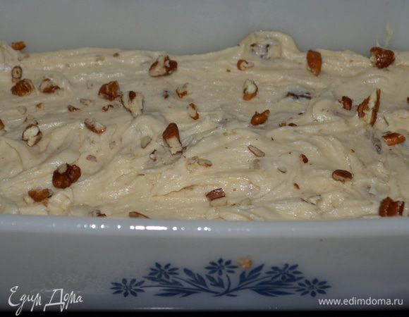 Распределить тесто лопаточкой, посыпать оставшимися орехами и печь при 160 гр. 1,5 часа. Готовность проверить зубочисткой по центру.