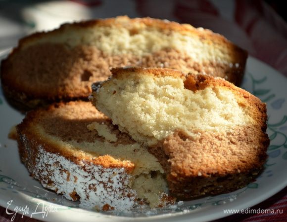 Готовый кекс оставить в форме на 5 минут, а потом остудить на решетке. Кекс посыпать сахарной пудрой.
Разрежем на порции и подаем к чаю.Приятного аппетита!!!