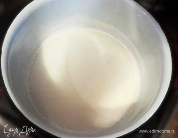 В кастрюльку с молоком положите сахар и нагрейте до полного растворения.