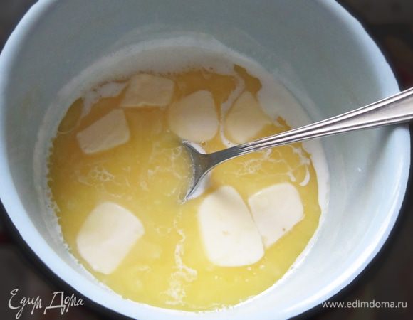 Немного охладите молоко и добавьте масло.