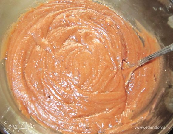 В миску с печеньем влейте молочную смесь, перемешайте.