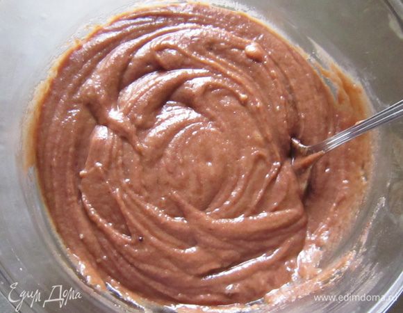 Добавьте 2 ст. л. какао и 1 ч. л. коньяка и все еще хорошо перемешайте. Миску поставьте в холодильник для охлаждения смеси на 30–40 минут.