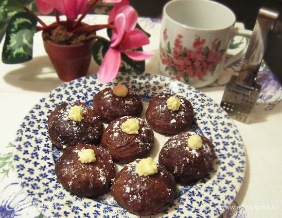 Из охлажденной массы скатайте шарики. Обваляйте шарики в смеси сахарной пудры и какао (оставшаяся 1 ст. л). После чего верните получившиеся «картошечки» обратно в холодильник на 1 ч.<br />
Для крема смешайте сливочное масло комнатной температуры, сахарную пудру и сгущенку. С помощью кулинарного шприца выдавите маленькие капельки крема (в виде ростков картофеля) на пирожное. Пирожное «Картошка» готово!