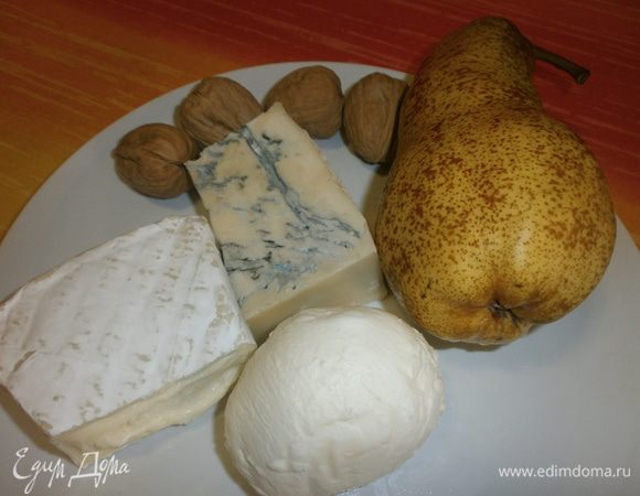 Набор продуктов для начинки. 
Груши почистить и нарезать мелкими дольками. Сыр нарезать кубиками и смешать с нарезанными грушами. Смешать с грецкими орехами, нарезанными кусочками.
