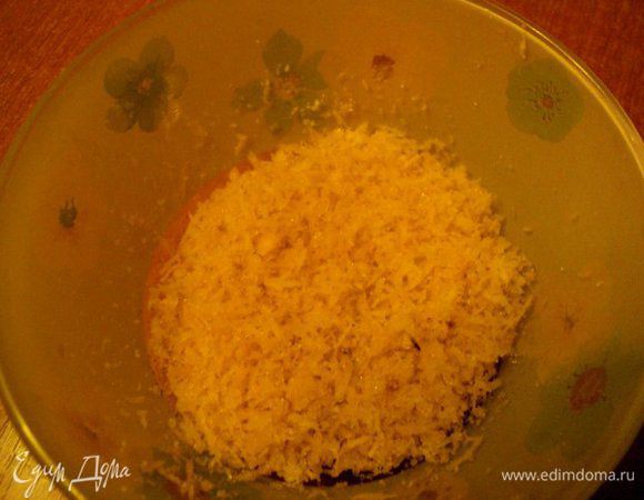 Снять цедру с лимонов и растереть ее с небольшим количеством сахара. Муку соединить с разрыхлителем теста, просеять через сито.