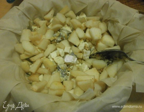 Форму для выпечки застелить бумагой. Смазать оливковым (другим растительным) маслом. Выкладывать листы теста, слегка смазывать кисточкой каждый лист оливковым маслом. Заполнить  форму с тестом начинкой.