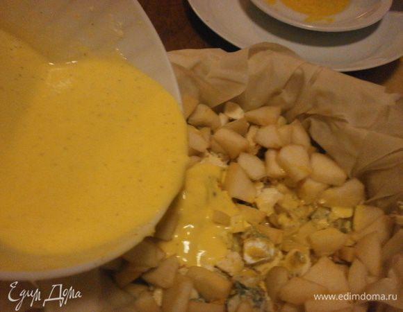 Приготовить заливку. Отделить один желток и оставить для смазки пирога.
Слегка взбить яйца вилкой, смешать со сметаной или натуральным йогуртом. Добавить тёртый сыр, щепотку соли - сыры достаточно солёные и пикантные, перец.Залить пирог.