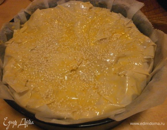 Закрыть пирог. Смазать желтком, смешанным с молоком. Посыпать кунжутом и выпекать 50-60 минут при температуре 170 градусов.