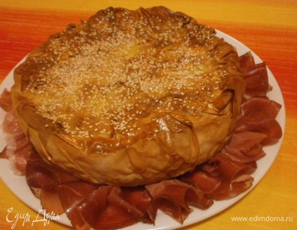 Готовый пирог выложить на блюдо и выложить вокруг нарезку из колбас или сыровяленой ветчины.