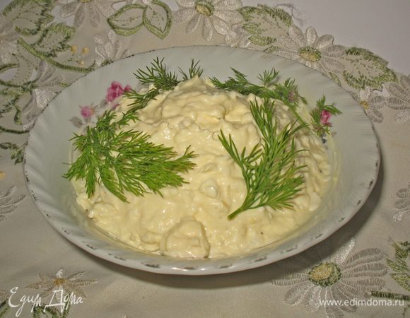 Чеснок выдавить через чеснокодавку и добавить в салат. Добавить майонез, соль, перец и перемешать. 
Приятного аппетита! 