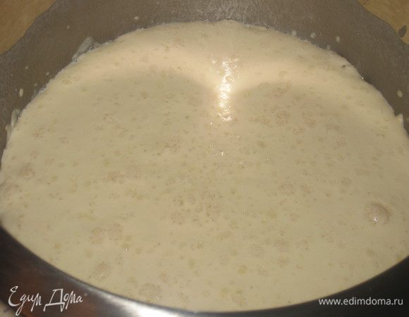 Мама подруги настаивала на сырых дрожжах, у меня их не было, я готовила на сухих. С ними немного иначе дело обстоит чем с сырыми. Расскажу про сырые, как мне объяснили, и как сама делала.
Сырые дрожжи: дрожжи размять руками, добавить половину стакана воды (это на 1 кг), 1 ст.л. сахара, 1 ст.л. муки, немного подогреть на плите, но не варить. Дать постоять, а в это время просеять муку, затем уже добавлять все остальные ингредиенты, т.е. мы переходим к шагу 2.
Сухие дрожжи: как учила меня бабушка мужа, увы, мои бабушки вообще не пекли и кулинарным мастерством не отличались, надо сделать опару. Лишние пол часа, а тесту приятно, что с ним общаются, заботятся!
Опара: соединить сухие дрожжи, теплое молоко, теплую воду, сахар, 200 гр. муки и дать этой смеси постоять в теплом месте. У меня за 20 минут дрожжи проснулись, иногда и больше времени надо.