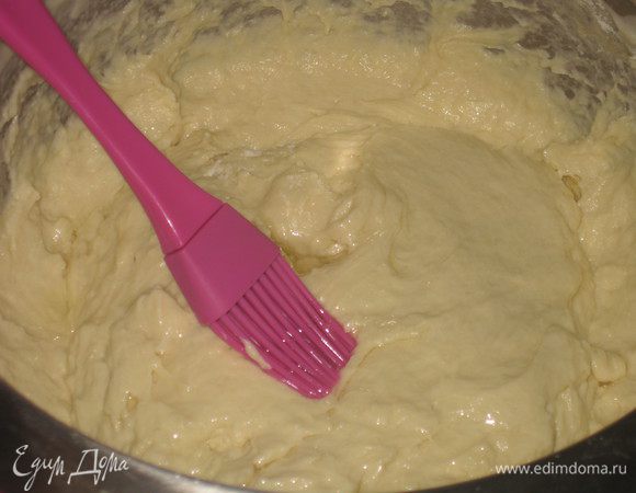 Как опара подошла, добавляем все остальные ингредиенты, причем муку надо обязательно просеивать, затем все активно замешиваем. У нас получается мягкое тягучее тесто. Тут первая хитрость автора рецепта: чтобы тесто не заветривалось, надо покрыть его тонким слоем подсолнечного масла. Накрываем полотенцем и ставим в теплое место.