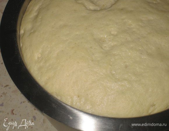 В среднем тесто становится готовым через 2 часа. За это время оно должно подняться 2 раза, мы его благополучно опускаем, ждем снова и как раз после второго раза вываливаем на стол. Тут есть интересный момент: чтобы тесто подошло быстрее можно заранее муку просушить. Знаете, что будете печь пирожки, выложите пакет муки на батарею дня за 2-3! И конечно же просеивание - залог быстрого подхода теста! Мама подруги так навострилась, что у нее все происходит за 45 минут, у меня ушло где-то 1,5 часа.