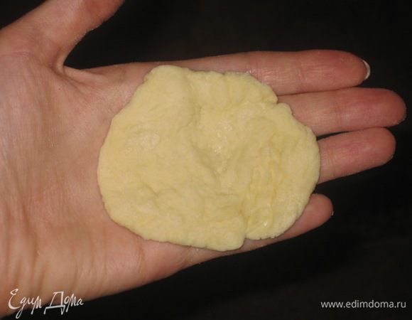 Итак, наше тесто поднялось нужное количество раз, мы его торжественно вываливаем на предварительно запорошенный мукой стол. Тесто - мягкое, воздушное, легко поддается! В этот же момент включаем духовку на 220'C.  И начинаем вылепливать пирожки. Делим тесто постепенно на колобочки, берем один, раскатываем его на руке,