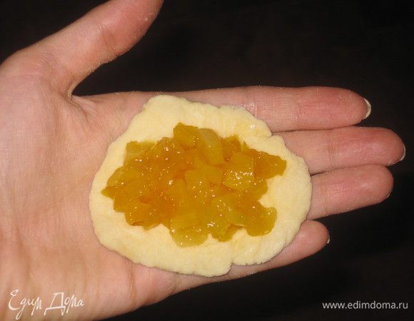 Кладем начинку (у меня уходило где-то 1,5 - 2 ч.л. с горкой на 1 пирожок),