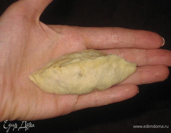 Защипываем края сначала по центру, затем по краям. 