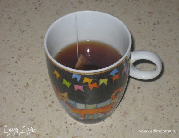 Тут новая для меня хитрость, чтобы тесто приобрело розовый оттенок, его необходимо обмазать сладким крепким черным чаем, что мы и делаем. Чтобы внутри начинки не оставалось воздуха, протыкаем каждый пирожок вилкой. Мне было очень жалко протыкать моих куколок, но я строго следовала рекомендациям!