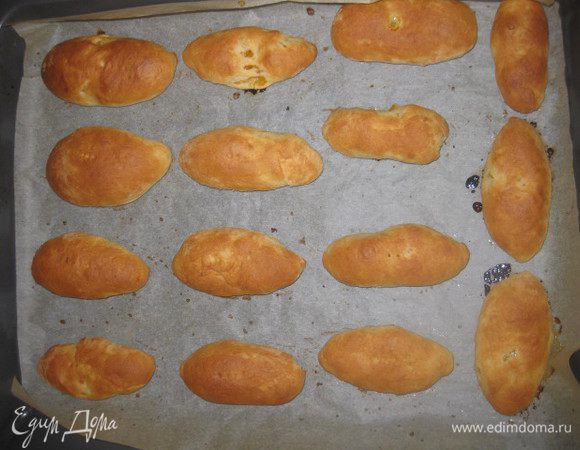 Затем ставим наше произведение искусства в разогретую до 220'C духовку на 20 минут и занимаемся вторым противнем куколок. Как только первый противень готов, вытаскиваем его, а второй отправляем в нашу мини пекарню. Придаем лоск нашим распустившимся пирожкам-бабочкам: обмазываем каждый растопленным сливочным маслом и даем немного отдохнуть! Тоже самое потом проделываем и с пирожками со второго противня.