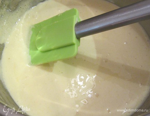 Готовим крем.Хорошо взбейте до кремообразного состояния желтки с  сахаром.