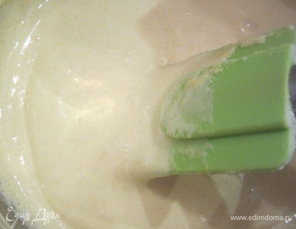 Добавьте просеянную кукурузную муку или рисовый и кукурузный крахмал. Хорошо лопаткой перемешайте.