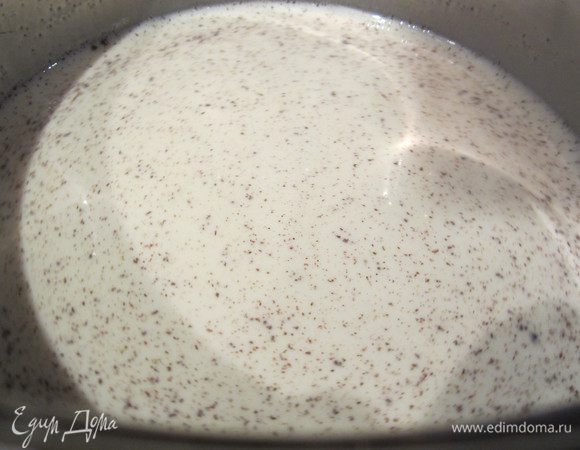 Молоко со сливками поставьте на медленный огонь, добавьте ванильный сахар, не кипятите.