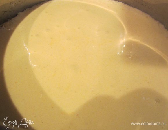 Когда молоко начнет только закипать, добавьте к нему  взбитые желтки . Не в коем случае не мешайте! Желтки поднимутся на поверхность молока.