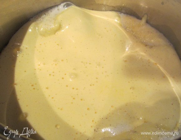 Дайте смеси дойти до состояния, когда молоко начнет кипеть, т.е. молоко начнет как бы выходить между стенками кастрюли и яйцами, а в центре образуются небольшие вулканчики.