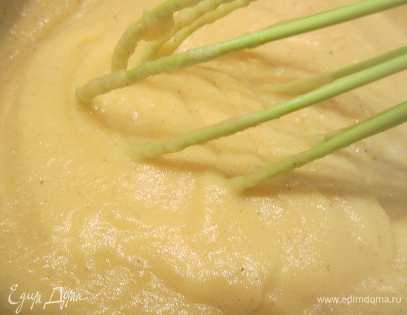 В этот момент венчиком размешайте желтки с молоком до образования однородной массы, буквально даже меньше минуты.