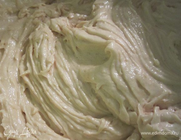 Вареное сгущенное молоко остудить и взбить с размягченным сливочным маслом. Добавить туда же заварной крем, снова взбить , затем добавить вишневую настойку, слегка взбить и поставить готовый крем в холодильник.