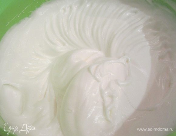 Готовим коржи. Взбиваем белки  с сахаром в устойчивую пену минут 10 с щепоткой соли или добавить пару капель лимонного сока.