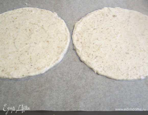 Рисуем круги на пергаменте, на середину ложем белковое тесто, пару ложек, смотрим и добавляем по необходимости, но стараемся. чтобы коржи были не толстыми, чем тоньше. тем лучше.см. на фото. В разогретую духовку на 160 градусов отправляем наши коржи. Сделала, как и в прошлый раз на один противень по 2 круга диаметром 16 см. Держим в духовке 20 минут, до золотистого цвета.