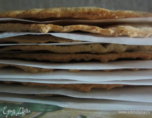 И вот в такую стопочку  выкладываете на пергаментную бумагу каждый корж, иначе они склеются.
