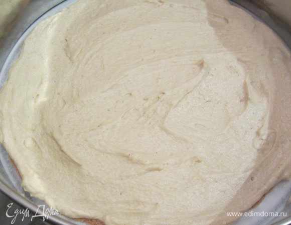 Готовые коржи остудить, смазывать  каждый корж охлажденным кремом, на верхний крем не класть, выкладывайте где-то по 3 столовых ложки.