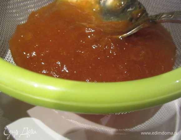 Протираем через сито джем.